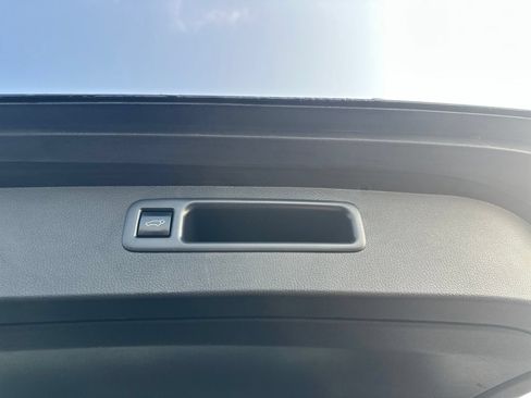 Used 2021 Toyota Highlander XLE AWD/4WD image 36