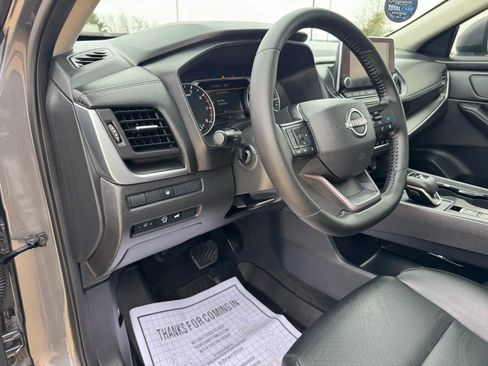 Used 2025 Nissan Rogue SV w/ SV Premium Package image 21