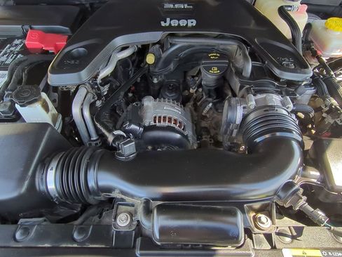 Used 2018 Jeep Wrangler Unlimited Sahara image 10