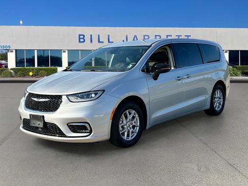 Used 2024 Chrysler Pacifica Touring-L image 3