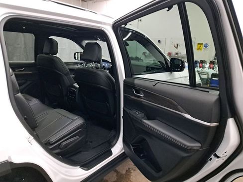 New 2025 Jeep Grand Cherokee L Limited w/ Luxury Tech Group II AWD/4WD image 15