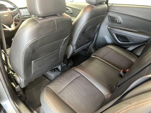 Used 2019 Chevrolet Trax LT w/ LT Convenience Package AWD/4WD image 32