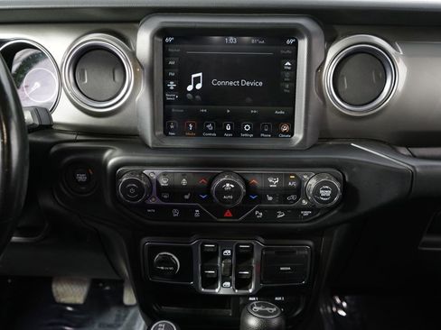 Used 2019 Jeep Wrangler Unlimited Sahara AWD/4WD image 27
