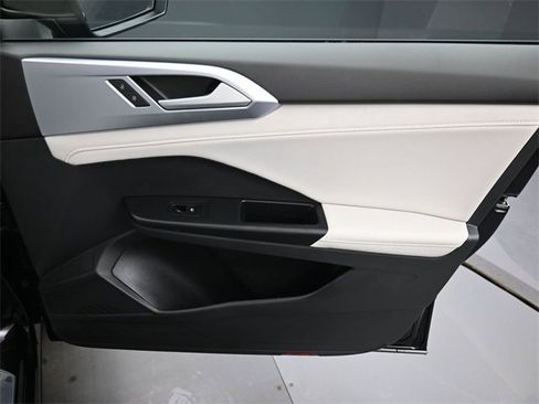 Certified 2025 Volkswagen Taos SE w/ Panoramic Sunroof Package image 35