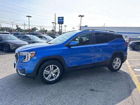 Used 2024 GMC Terrain SLE w/ Driver Convenience Package FWD image 4