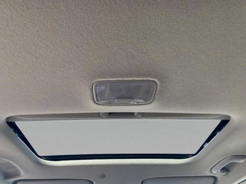 Used 2025 Hyundai Venue SEL FWD image 34