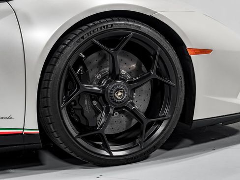 Used 2018 Lamborghini Huracan Performante AWD/4WD image 45