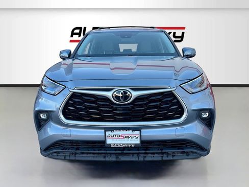 Used 2021 Toyota Highlander LE image 2