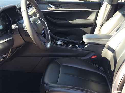 Used 2023 Jeep Grand Cherokee Limited image 16