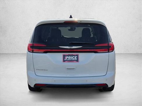 Used 2024 Chrysler Pacifica Touring-L image 7