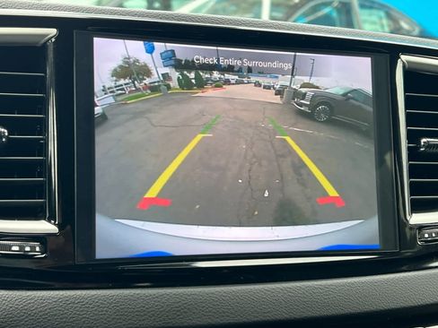 Used 2024 Chrysler Pacifica Touring-L image 20