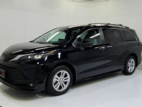 Used 2025 Toyota Sienna XLE w/ XLE Plus Package AWD/4WD image 3