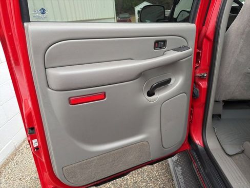 Used 2005 Chevrolet Avalanche LS image 25