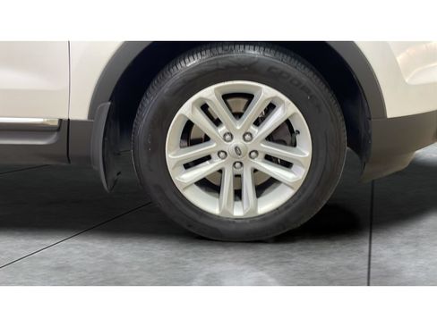 Used 2015 Ford Explorer XLT w/ Equipment Group 202B AWD/4WD image 21