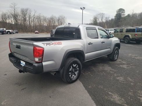 Used 2017 Toyota Tacoma TRD Off-Road image 5