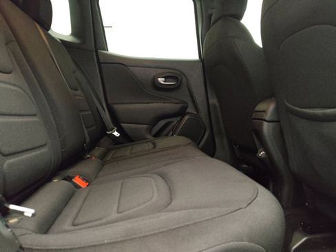 Used 2022 Jeep Renegade Latitude AWD/4WD image 19