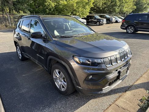Used 2022 Jeep Compass Latitude w/ Sun and Sound Group FWD image 3