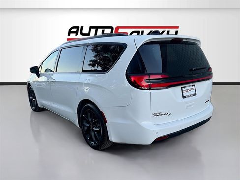 Used 2025 Chrysler Pacifica Limited image 5