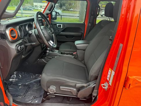 Used 2018 Jeep Wrangler Unlimited Sahara AWD/4WD image 13