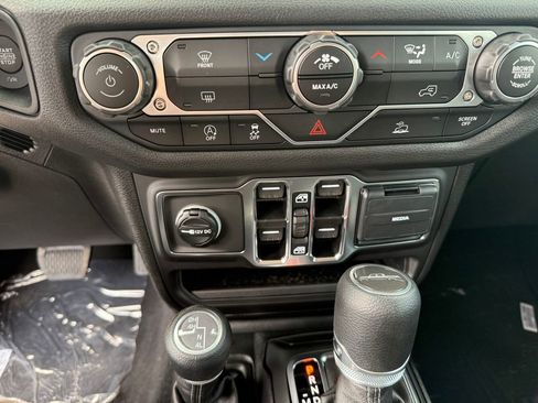 New 2025 Jeep Gladiator Sport image 26