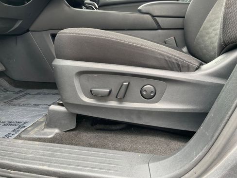 Used 2025 Nissan Pathfinder SV image 25