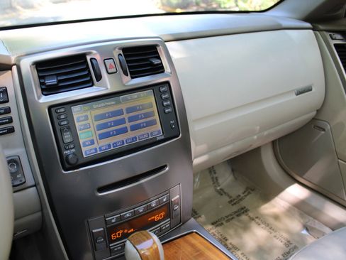 Used 2005 Cadillac XLR RWD image 12