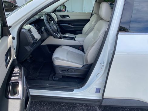 Certified 2023 Nissan Pathfinder SL w/ Black Appearance Package FWD image 13
