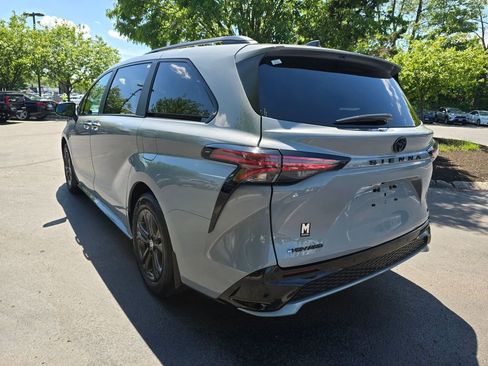 Used 2025 Toyota Sienna XSE w/ XSE Plus Package AWD/4WD image 5