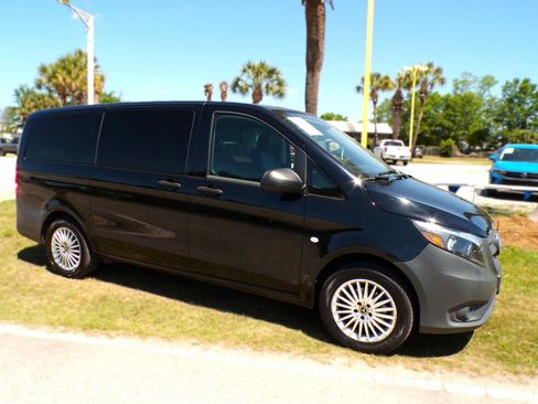 Used 2021 Mercedes-Benz Metris Passenger image 2