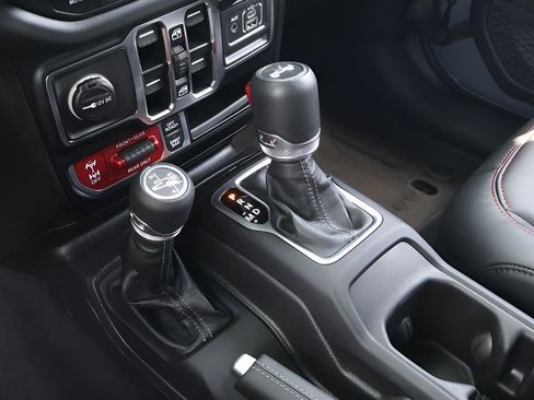Used 2025 Jeep Wrangler Unlimited Rubicon AWD/4WD image 27
