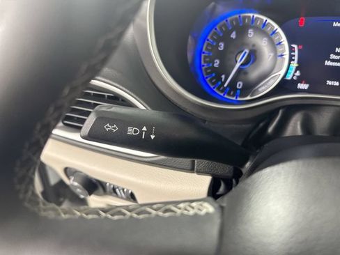 Used 2023 Chrysler Pacifica Touring-L FWD image 15