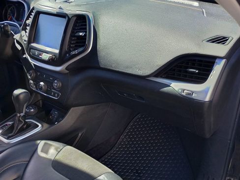 Used 2018 Jeep Cherokee Latitude Plus w/ Cold Weather Group image 21