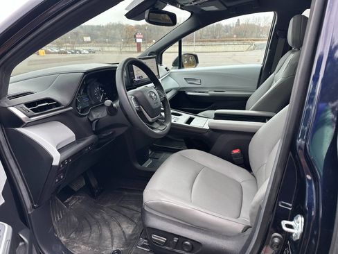 Used 2025 Toyota Sienna XLE image 7