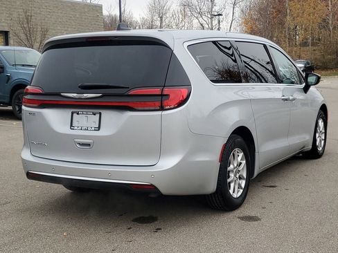 Used 2024 Chrysler Pacifica Touring-L FWD image 4