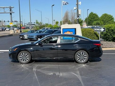 Used 2025 Nissan Altima 2.5 SV FWD image 2