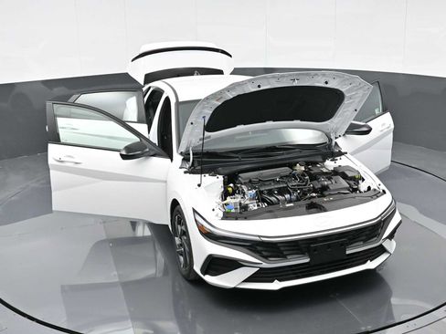 Used 2025 Hyundai Elantra Sport image 35