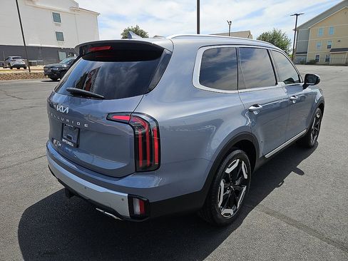 Used 2024 Kia Telluride EX w/ EX Captain's Chair Package FWD image 5