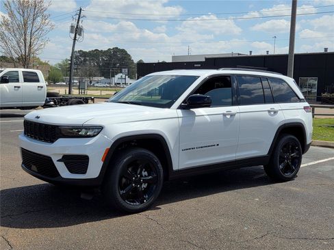 New 2025 Jeep Grand Cherokee Altitude RWD image 33