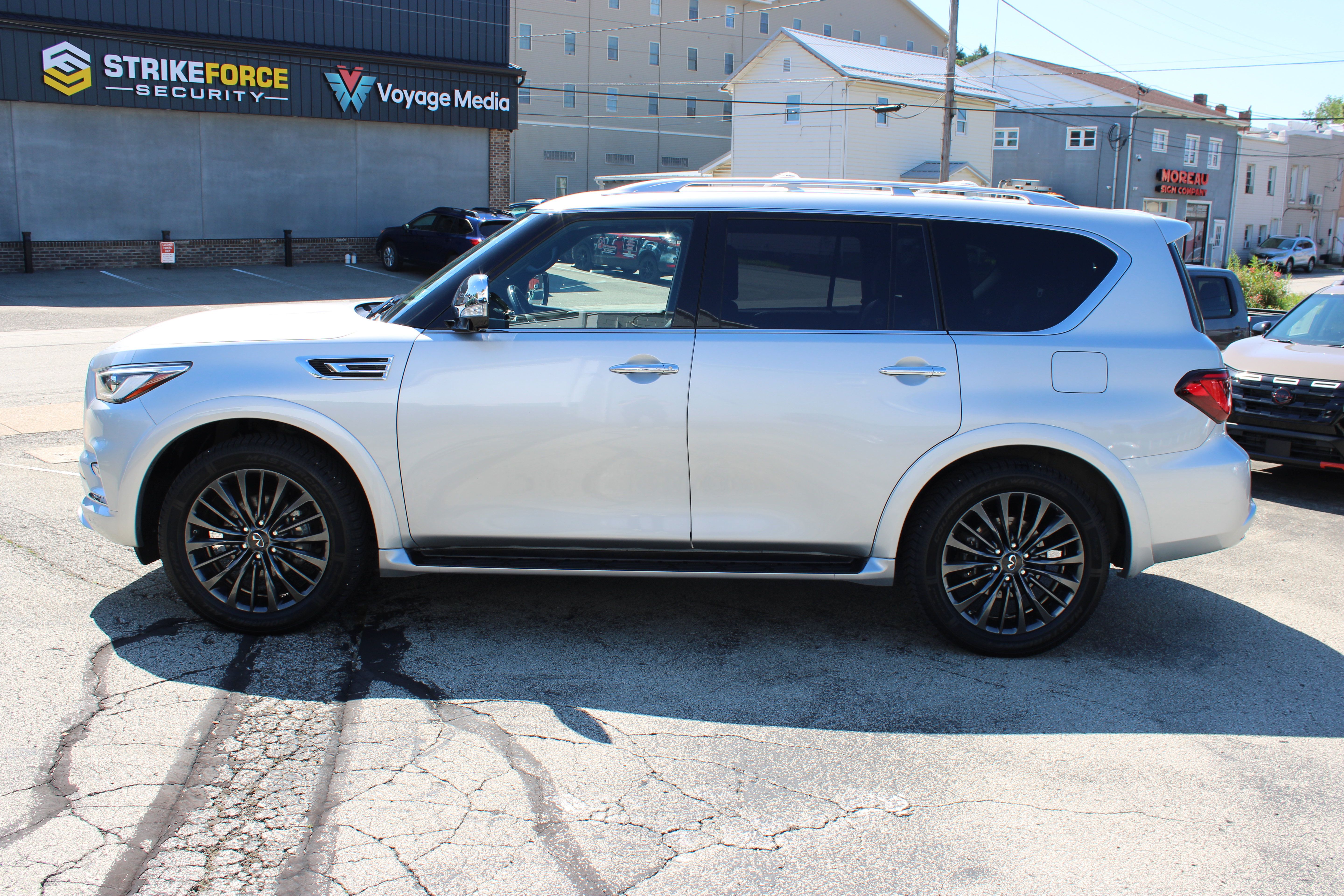 Used 2023 INFINITI QX80 Sensory w/ Cargo Package AWD/4WD image 2
