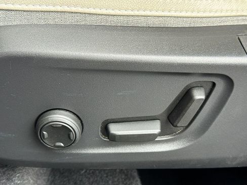 Used 2020 Volvo XC40 T5 Momentum image 24