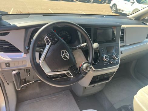 Used 2015 Toyota Sienna LE FWD image 13