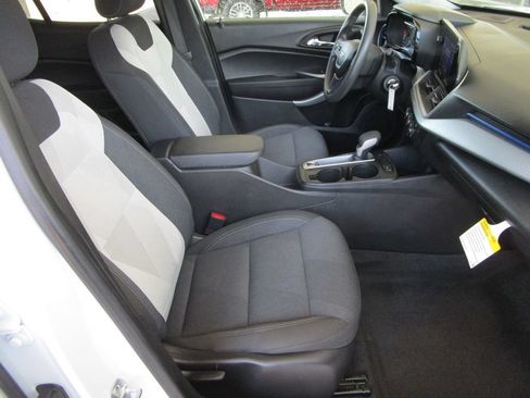 Used 2025 Chevrolet Trax LS FWD image 22