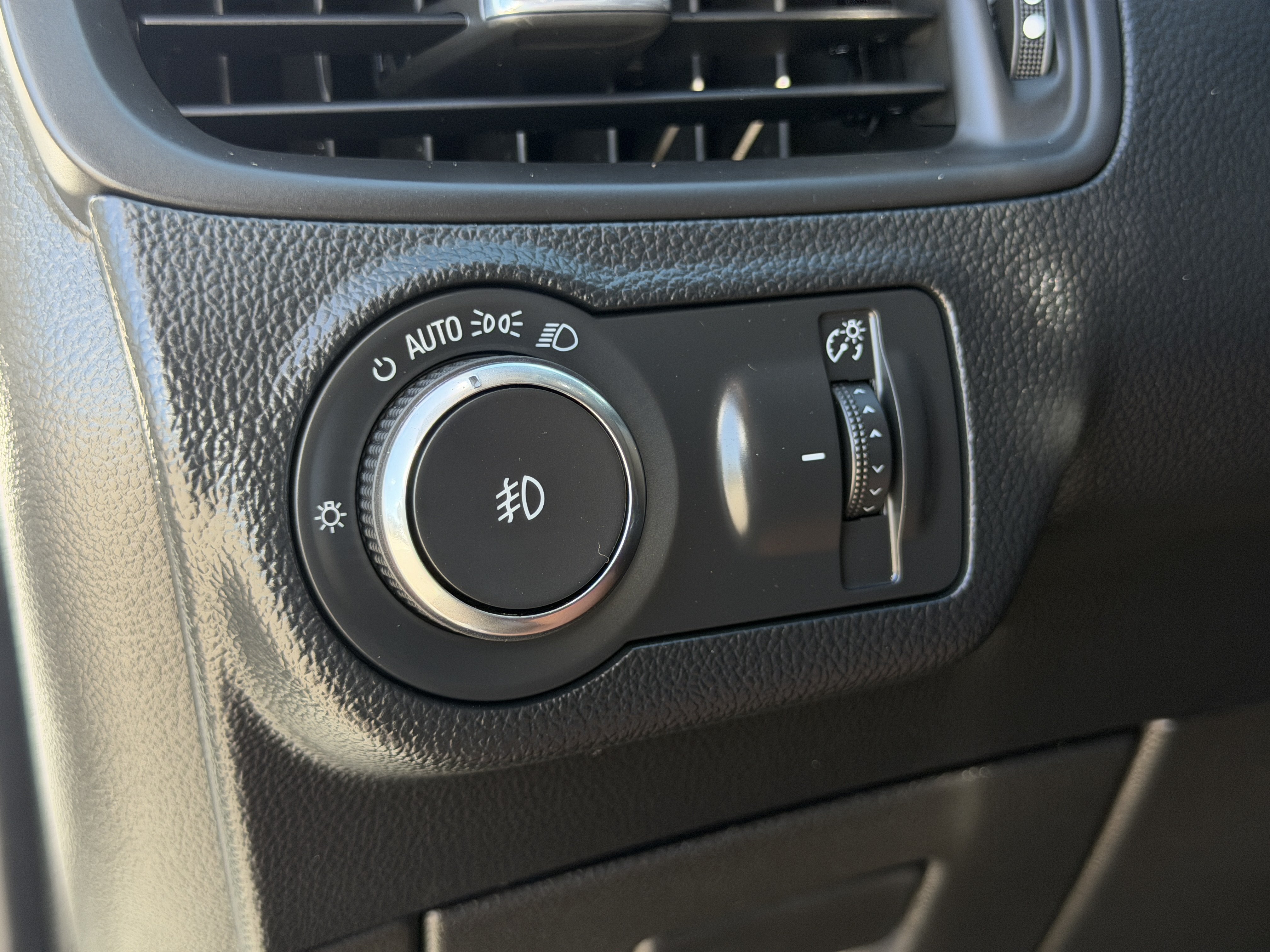 Used 2019 Buick Envision Essence FWD image 31