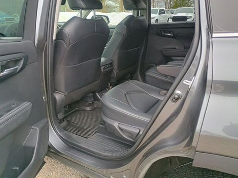 Used 2023 Toyota Highlander XLE AWD/4WD image 20