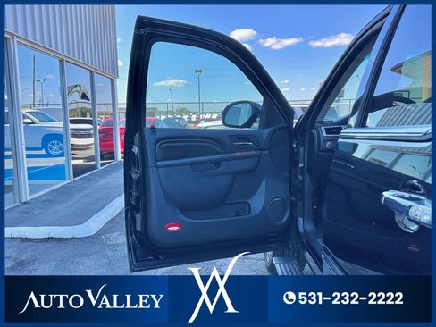 Used 2011 Cadillac Escalade ESV Premium image 12