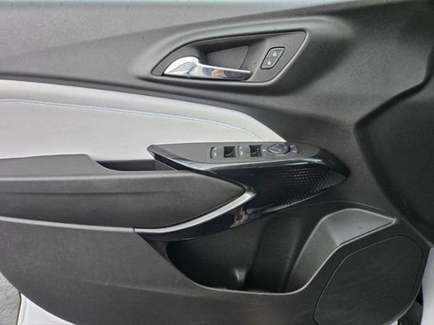 Used 2025 Chevrolet Trax LT w/ LT Convenience Package FWD image 30