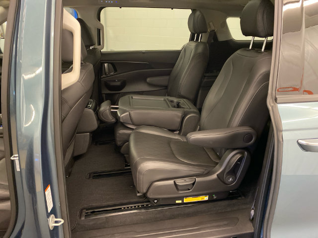 Used 2026 Kia Carnival SX w/ SX Dark Edition Package FWD image 26
