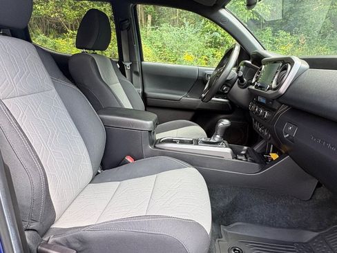Used 2022 Toyota Tacoma TRD Sport w/ Technology Package AWD/4WD image 21