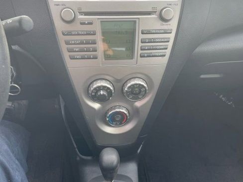 Used 2010 Toyota Yaris L image 17