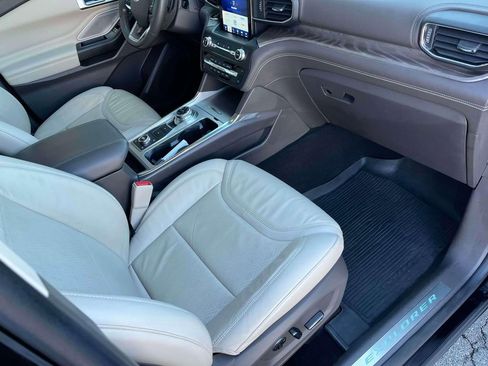 Used 2020 Ford Explorer Platinum w/ Premium Technology Package image 23